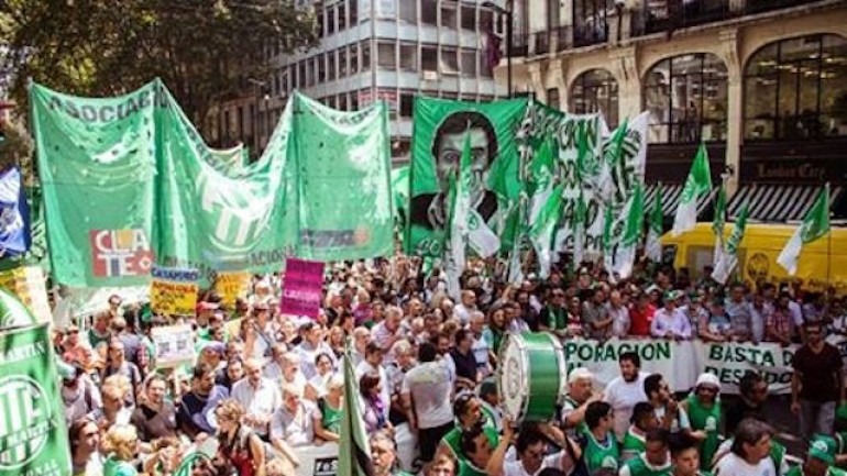 Multitudinaria marcha en Plaza de Mayo contra los despidos