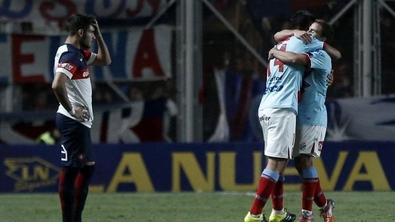 Arsenal derrotó a San Lorenzo y se ilusiona con el campeonato.