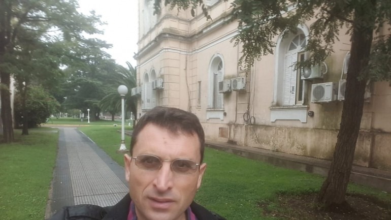 Walter Amoros: “Aca tenemos un toque de queda, suena la sirena y todo el mundo va adentro”