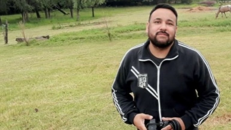 Guillermo Martinez: “Con una linterna ilumino al modelo y voy creando una fotografia surrealista”