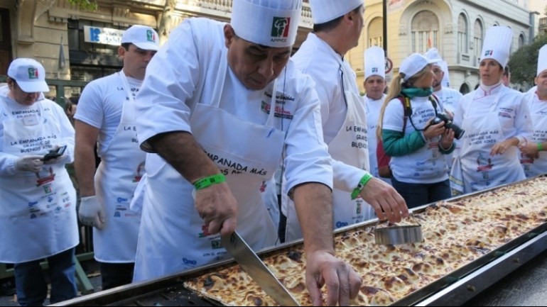 Empanada gigante y solidaria en la ciudad
