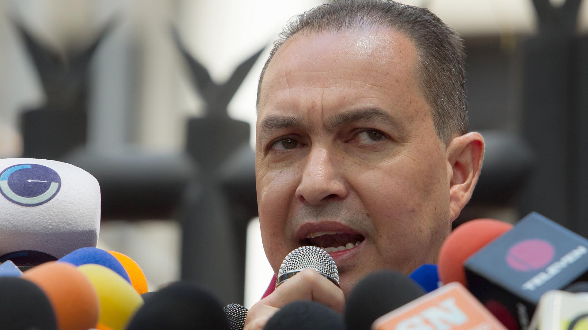CAR02. CARACAS (VENEZUELA), 02/01/2015.- El diputado de la Asamblea Nacional Richard Blanco habla a periodistas hoy, martes 3 de marzo del 2015, en Caracas (Venezuela). Mitzy Capriles, esposa del alcalde metropolitano de Caracas, detenido el 19 de febrero y acusado de conspirar contra el Gobierno, abogó hoy por su libertad ante el representante de la OEA en Venezuela, Miguel Ángel Trinidad. EFE/MIGUEL GUTIÉRREZ