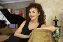 Patricia Palmer: “La obra es la excusa inteligente y con humor para hablar de los mandatos”