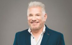 ARNALDO ANDRÉ: “Esa distancia que yo tomaba era beneficiosa para mi carrera porque lo importante era que el público te extrañe”.