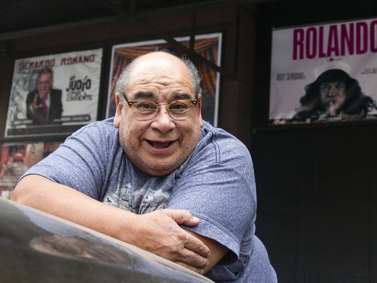 Roly Serrano: “El teatro es el lugar donde nos transformamos en adultos para contarles cuentos a los niños”